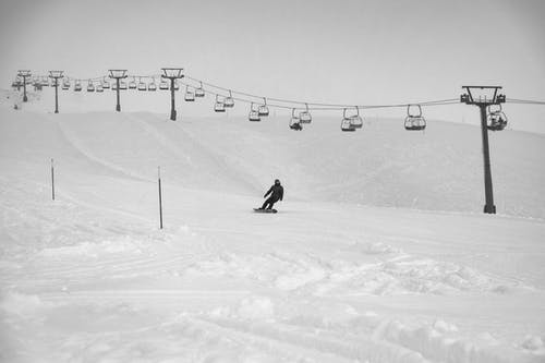 男子白天在缆车下方滑雪 · 免费素材图片