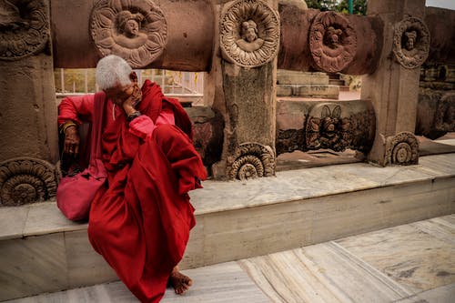 坐在长椅上的男人 · 免费素材图片