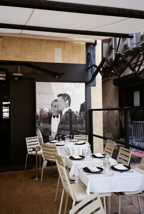 两名穿黑西装外套的男人在一家餐馆的海报 · 免费素材图片