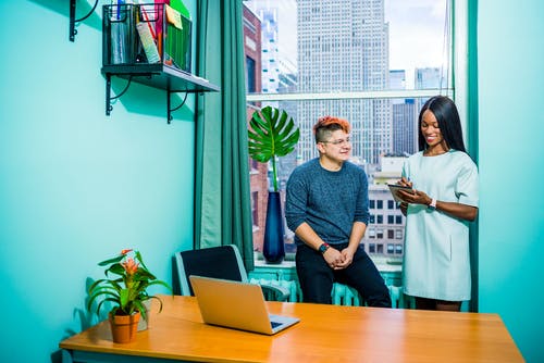 站在窗户旁边的女人 · 免费素材图片