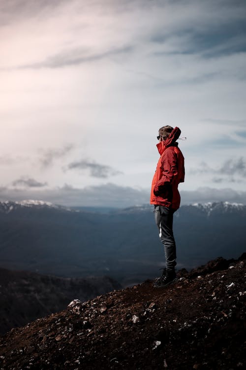 站在一座山上的人 · 免费素材图片