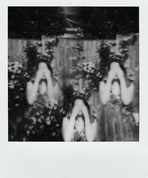 站在墙上照片旁边的三个女人 · 免费素材图片