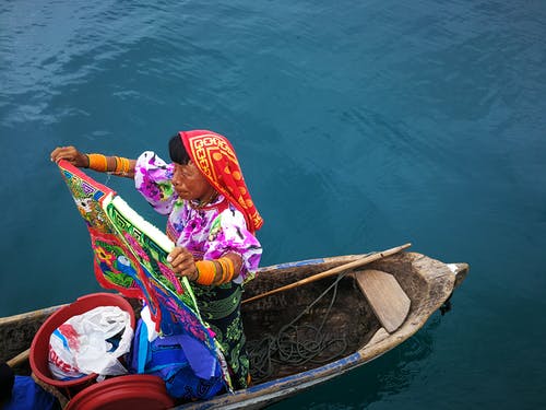 独木舟上的女人 · 免费素材图片