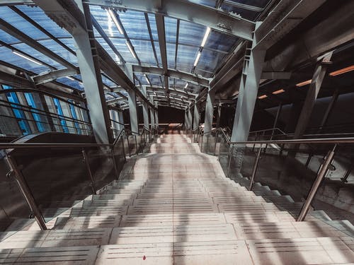 空楼梯与栏杆 · 免费素材图片