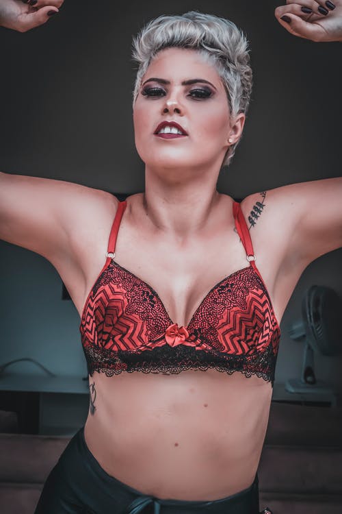 黑色和红色胸罩摆姿势的上身女人的照片 · 免费素材图片