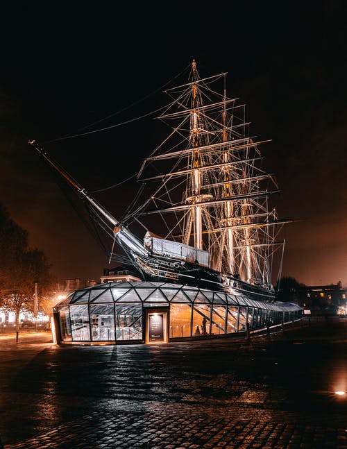 夜间的棕色帆船船主题建筑 · 免费素材图片