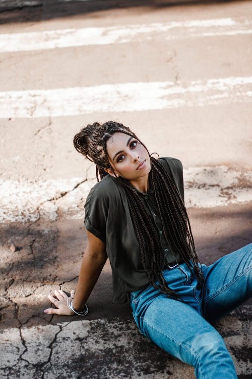 女人坐在奥拉德 · 免费素材图片