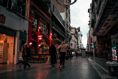 在建筑物附近的胡同上行走的人 · 免费素材图片