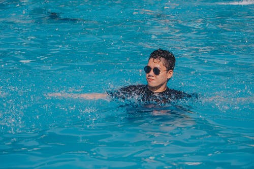 男子在游泳池游泳 · 免费素材图片
