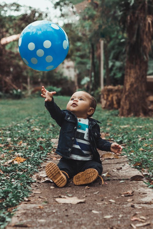 蹒跚学步玩气球 · 免费素材图片
