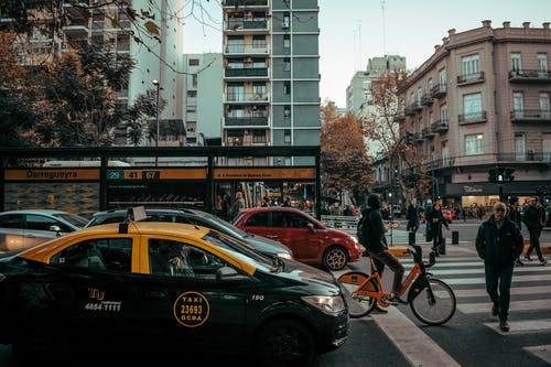 道路上的汽车 · 免费素材图片