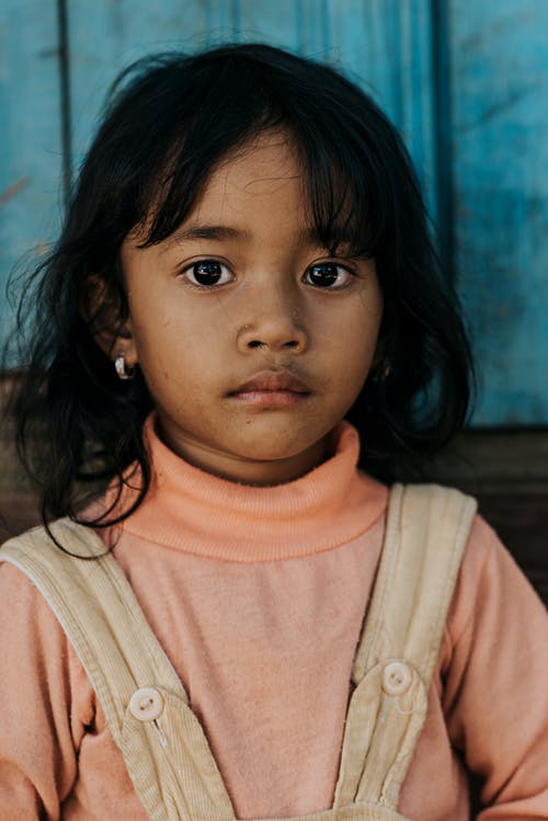 女孩穿着米色背心 · 免费素材图片