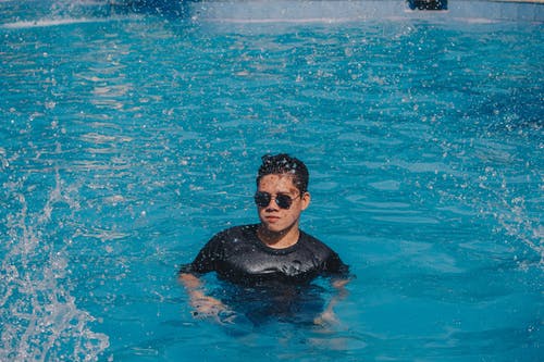 男子在游泳池游泳 · 免费素材图片