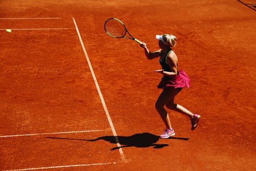 在球场上打网球的女人 · 免费素材图片