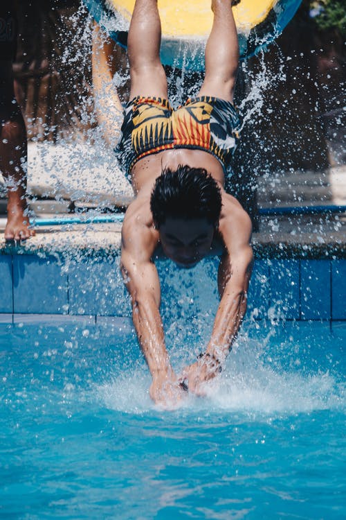 男子跳向游泳池 · 免费素材图片