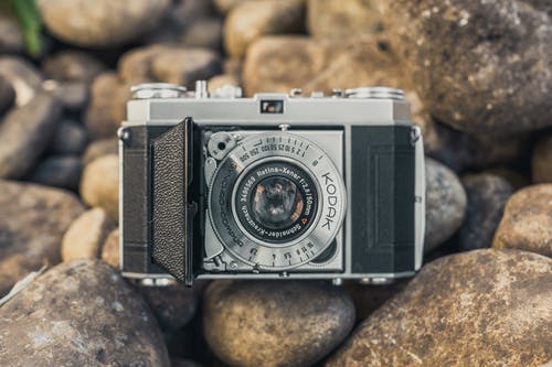 银色柯达相机 · 免费素材图片