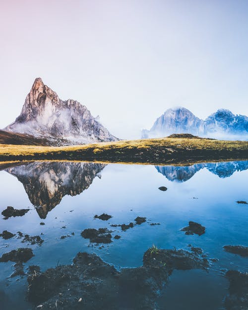 山脉附近的平静水域 · 免费素材图片