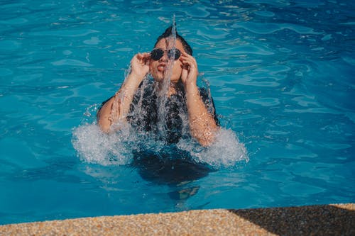 游泳池水的女人 · 免费素材图片