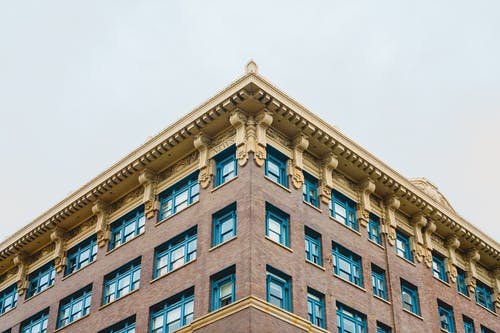 棕色混凝土建筑与蓝色彩绘的窗户 · 免费素材图片