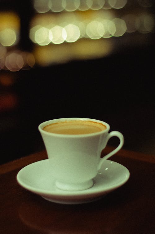 白碟上的白色陶瓷咖啡杯 · 免费素材图片