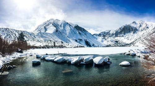 水域附近的雪山 · 免费素材图片