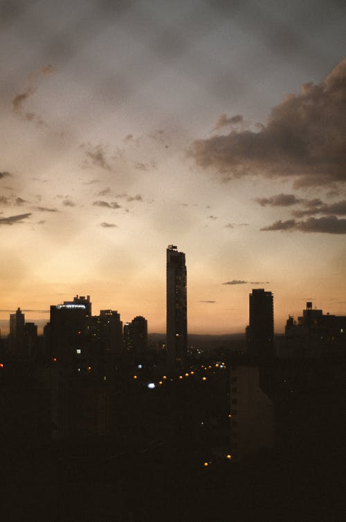 在傍晚的天空下的城市景观照片 · 免费素材图片