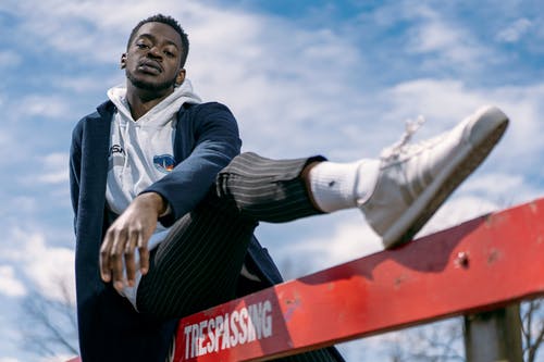 穿白色套头衫的男人的照片 · 免费素材图片