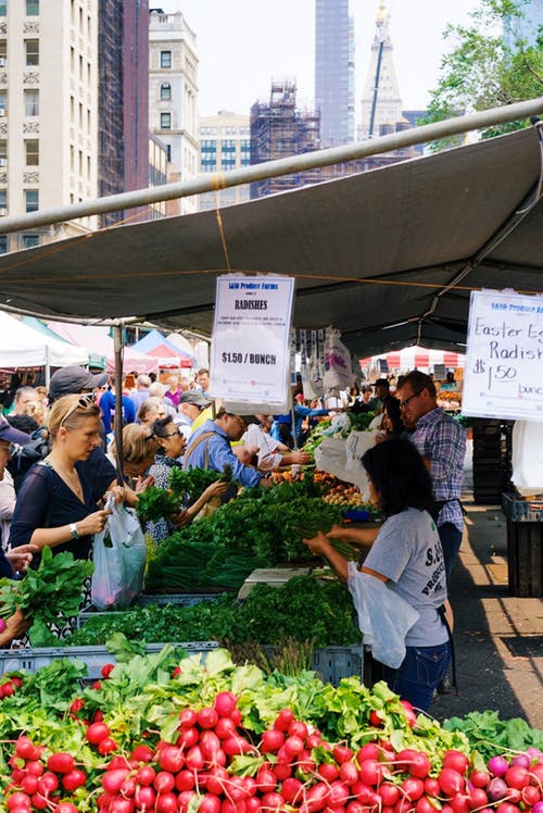 街边市场上的新鲜蔬菜 · 免费素材图片