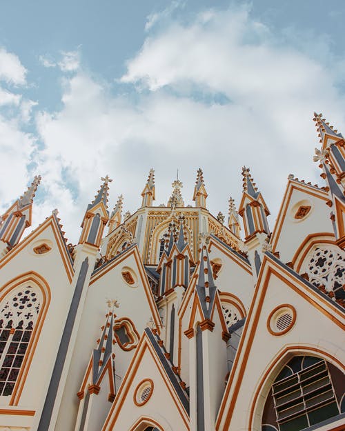 白色混凝土建筑 · 免费素材图片