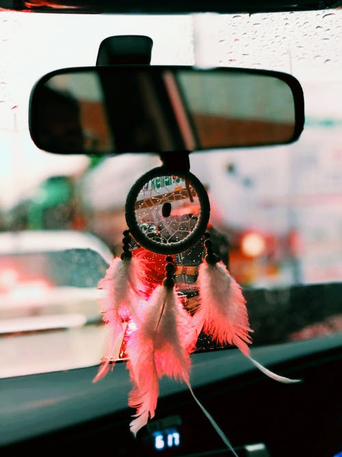 黑色和粉红色的追梦者挂在车辆后视镜上 · 免费素材图片