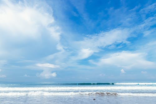 蓝天下的海滩照片 · 免费素材图片
