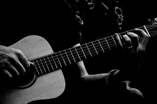弹吉他的人的单色照片 · 免费素材图片