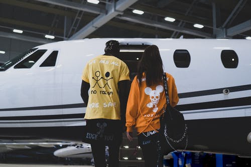 男人和女人站在私人飞机旁边 · 免费素材图片