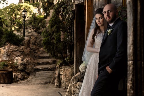 几个站在墙旁边 · 免费素材图片