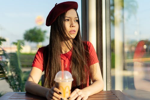 女人穿着红色圆领t恤和红色平顶帽 · 免费素材图片