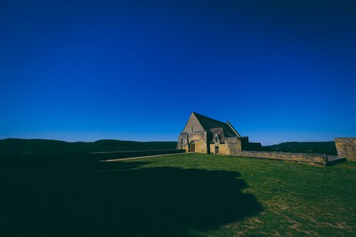 草地旁边的混凝土建筑 · 免费素材图片