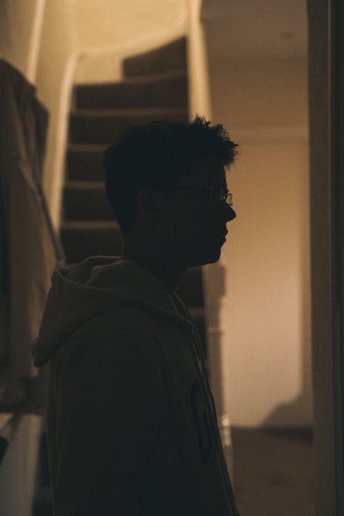 男子身穿灰色套衫 · 免费素材图片