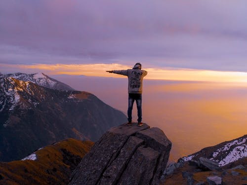 在日落的悬崖上的人 · 免费素材图片