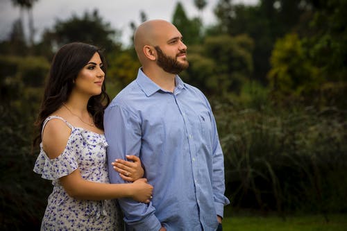夫妇站在绿叶植物附近视线的选择性焦点侧视图照片 · 免费素材图片