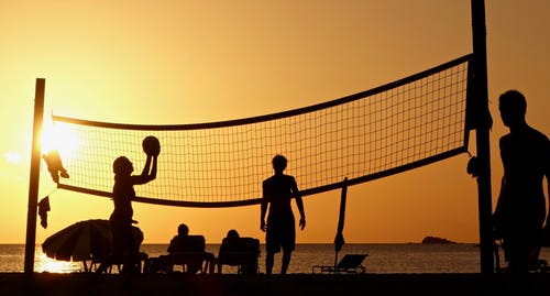 人打沙滩排球的剪影摄影 · 免费素材图片