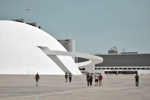 白色的未来派建筑的建筑照片 · 免费素材图片