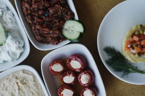 在桌垫上的白色白板什锦的食物的照片 · 免费素材图片