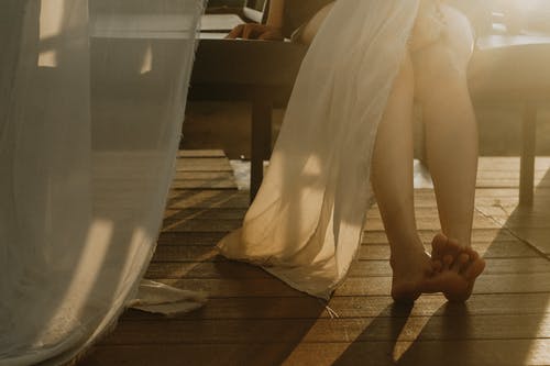 赤脚与纺织品在她腿上的女人 · 免费素材图片