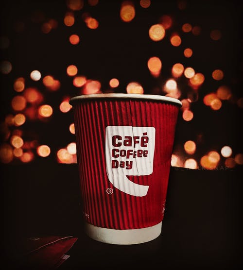 红色和白色咖啡馆咖啡日一次性纸杯的选择性聚焦照片 · 免费素材图片