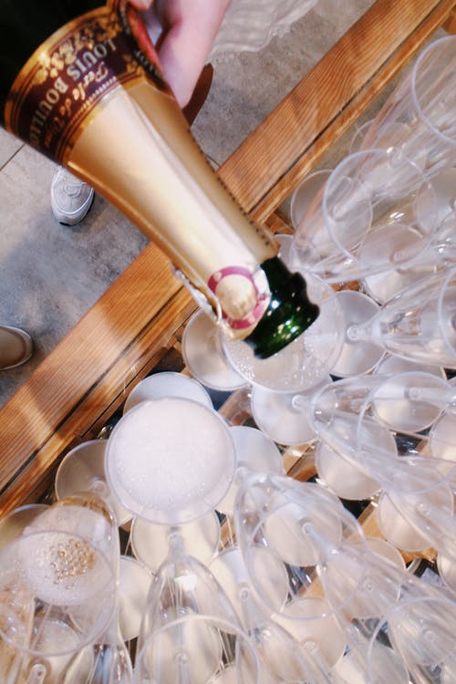路易斯·布约特酒在玻璃瓶里倒的照片 · 免费素材图片