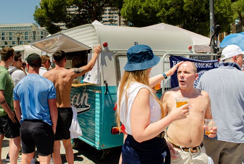 女人碰头的裸照男子手持杯啤酒 · 免费素材图片
