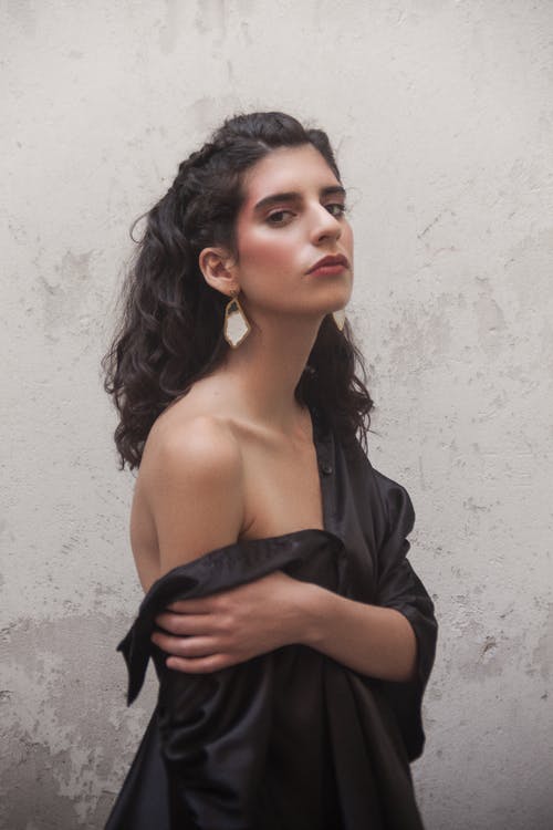 站在墙旁边的女人 · 免费素材图片