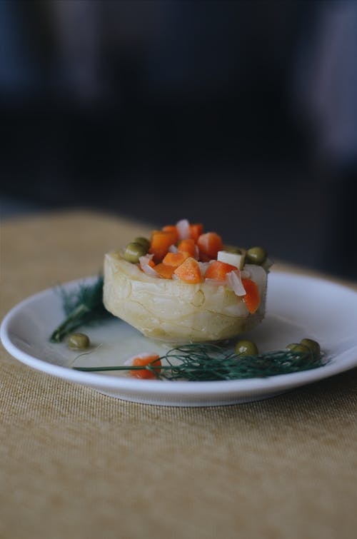 绿豆和胡萝卜在盘子里 · 免费素材图片