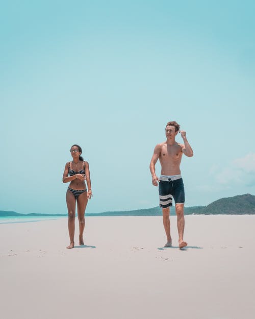 一个男人和一个女人在海滩上 · 免费素材图片