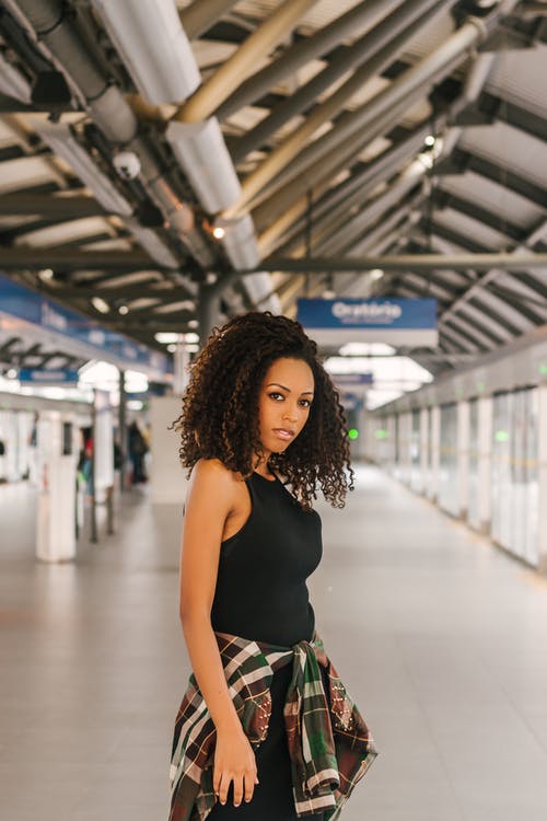 站在建筑物内部的女人的选择性焦点 · 免费素材图片